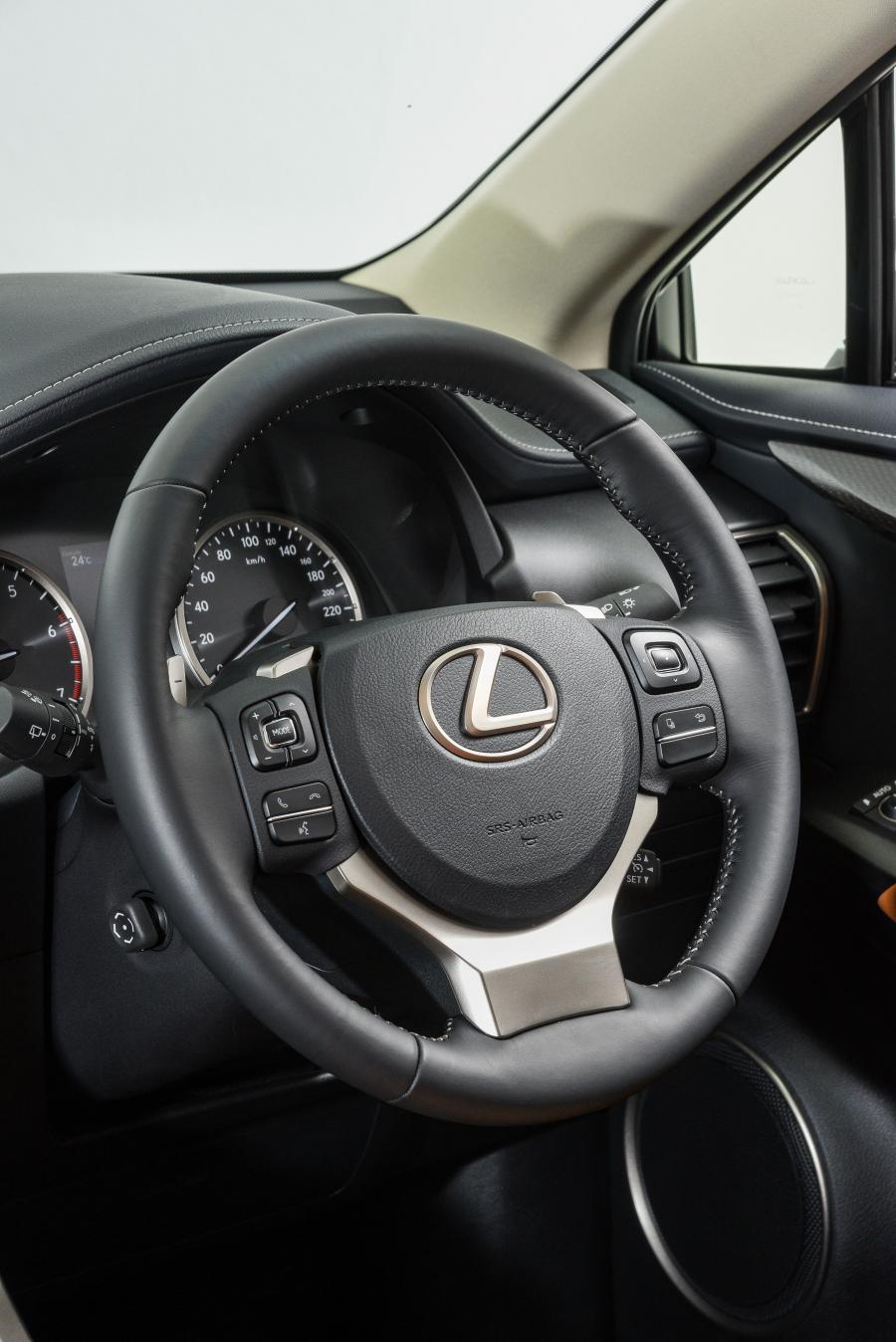 Панель приборов Lexus NX300 2017 года  (ZA) (фото 23 из 27)